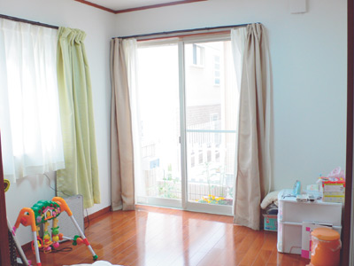 リビングとつなげて使うことも可能な約4.5畳の洋室は2面採光でとても明るい