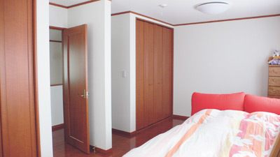 現在は寝室として使用している10畳の洋室。入り口が2つあり、壁で仕切れば2部屋にできる