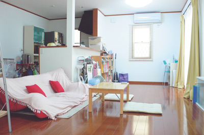 約15畳のLDK。低めのソファが部屋をすっきり、広々と見せている