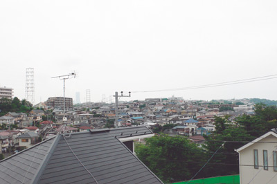 周りの建物より少し高い位置にあるため、眺めが良好。左奥にはランドマークタワーが見える