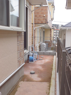 コンパクトながら水栓も設置されたお庭。芝生を敷くことを検討中とのこと