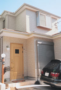 「外壁の色やデザインを選ぶときも迷いました」と奥さま。ご主人のこだわりは２つの丸い外灯だそうです