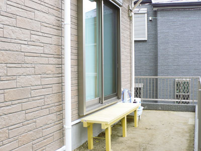 和室前の軒下に設けられた縁台はお２人のお気に入り