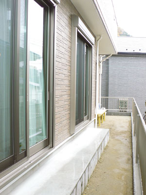 日当たりの良い建物の南側。窓が大きく室内にもたっぷり光が入る