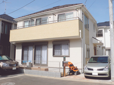 スッキリとしていて暖かみのある印象の菊池さんのお宅。道路が広く車の出し入れもしやすいとのこと