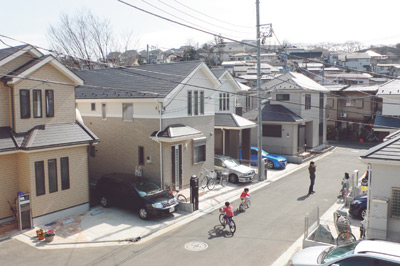 ３階の窓からの眺め。前面は車がほとんど通らない開発道路のため、子供たちが遊んでいても安心