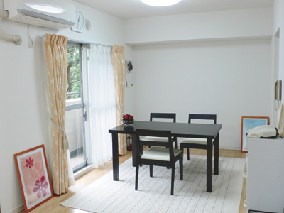 シンプルなダイ二ングセットが置かれ、スッキリした印象のダイ二ング