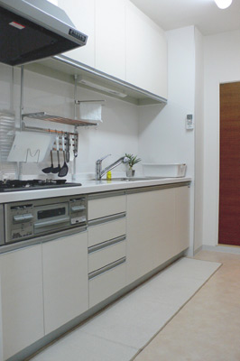 キッチンは壁付けタイプ。奥にバスルームに抜ける扉があり、使い勝手が良いとのこと