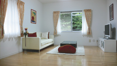 白がベースのインテリアは明るく落ち着いた雰囲気。窓外の緑が額縁の中の絵のよう