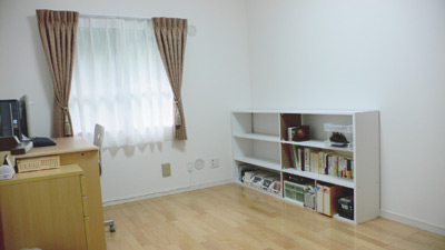 ご主人の書斎は広さが６.３畳あり、パソコンデスクや棚を置いてもゆとり十分