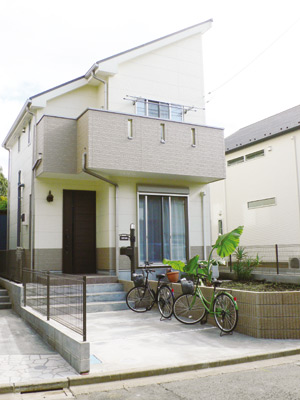 外壁のクリーム色とベージュの柔らかなコントラストがナチュラルな印象の桐山さんのお宅