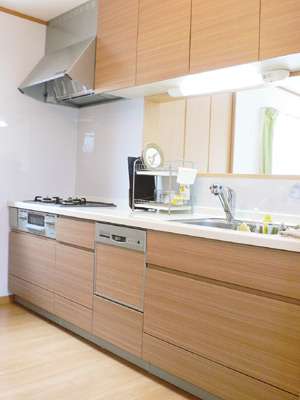 家の雰囲気と良く合ったナチュラルカラーのキッチンは、食洗機やビルトインタイプの浄水器など機能も充実