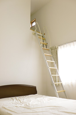 寝室に設けられたロフトは約3.5畳あり、収納力たっぷり