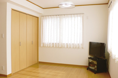 約10畳の洋室は東西に長い長方形で、必要になったとき2部屋に分けられるように設計されている