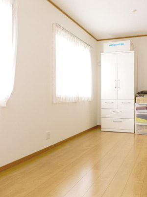 約10畳の洋室は東西に長い長方形で、必要になったとき2部屋に分けられるように設計されている