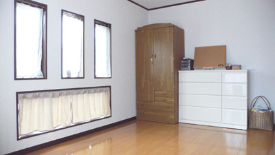 7畳の広さがある２階の１室。デザイン性の高い窓の配置がお洒落な印象