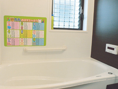 窓も大きく明るいバスルーム