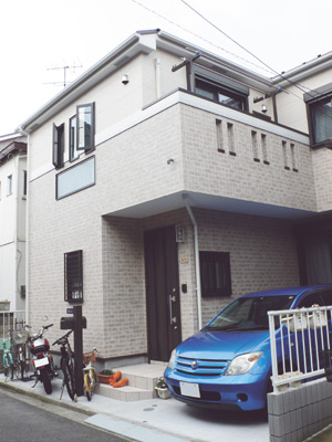 明るいベージュのサイディングが明るくスッキリとした印象の北村さんのお宅