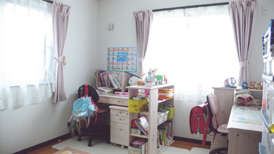 お子さんたち２人のための子供部屋。部屋の形が良いため、勉強机を２つ置いてもまだ広く感じられる