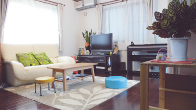 正方形に近い形のリビングは広々とした印象。ダークブラウンのフローリングは奥さまが選ばれたとのこと