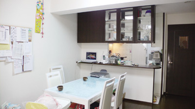 カウンターを備えたキッチンの手前にダイ二ングセットが置かれ、家事動線も良さそう