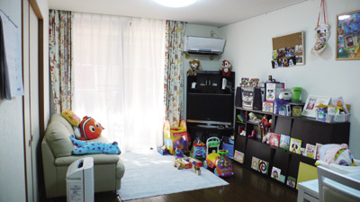 バルコニーからのたっぷりの日射しを受けるリビングは、お子さんの遊び場としても活躍中