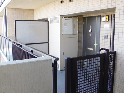 各部屋に設けられた広い専用ポーチ。ちょっとものを置いておきたいときなどに便利