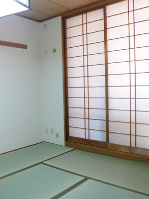 バルコニーに繋がる大きな窓がある６畳の和室