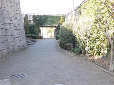 よく整備された緑道。ここを通ればほとんど車に出合わずに駅まで行ける