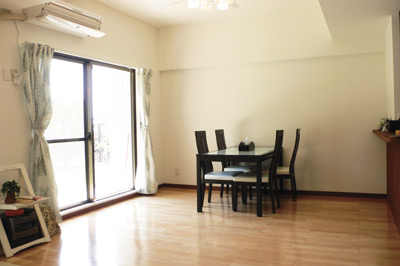 キッチンカウンターに面した一角は、広すぎるのではと思うほどゆったりとしたダイニングスペース