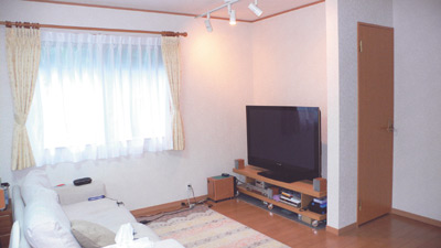 収紊スペースをリフォームしたご主人こだわりのテレビ専用スペースには、大型テレビがピッタリと収まっている