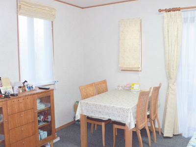 テーブルクロスや家具の木の色がやさしい雰囲気を作り出している明るいダイ二ングスペース