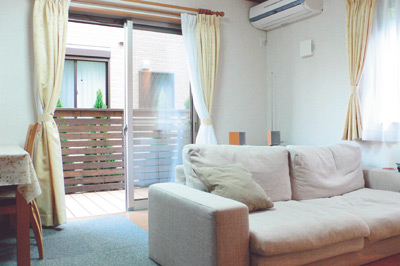 リビングとウッドデッキは段差なく繋がっているので、とても広々とした印象を受ける