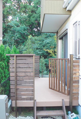 ウッドデッキには、お子さんが遊ぶようになったとき、転落しないように柵と扉が付けられている