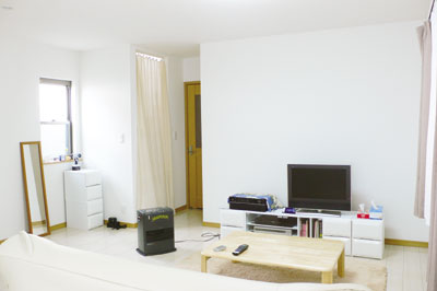 家具、フローリング、壁の白さでとても明るく統一感のあるリビング