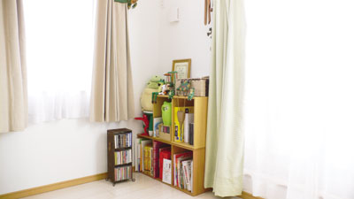 ２階の１室は一角にかわいい雑貨などが飾られた奥さまの部屋