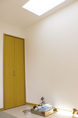 日当たりが気になる配置の部屋には天窓が設けられ、採光がしっかり確保されている