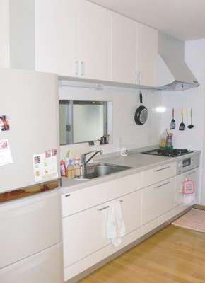 清潔感溢れる白いキッチン。収納力も十分で使い勝手も良いとのこと