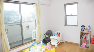 まだ小さいお子さんのおもちゃなどが置かれた3階の子供部屋は約6畳の広さ