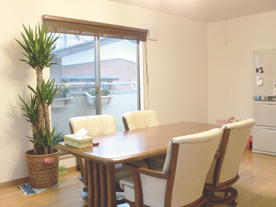 約12畳のLDKは、大きめのダイ二ングセットがゆったりと置ける広さ