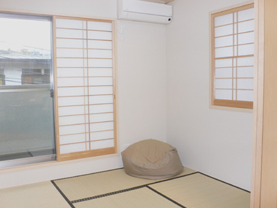 LDKの隣にある4.5畳の和室は、キッチンからも目が届くのでお子さんを遊ばせるのにも最適