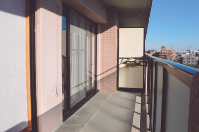 幅も奥行きも広く、ゆとりある造りのバルコニーは日当たり抜群の南向き