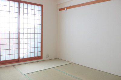 LDKと隣り合う和室にもバルコニーに繋がる大きな窓があり、とても明るい