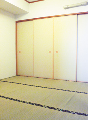 寝室に隣り合う４.５畳の和室