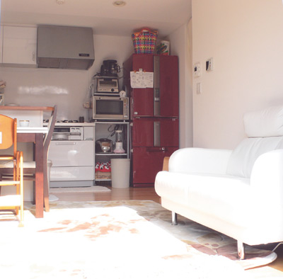 大きな窓で広いウッドデッキとつながる2階のLDKは日当たりも開放感も素晴らしい