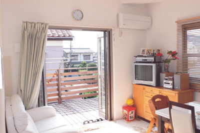 大きな窓で広いウッドデッキとつながる2階のLDKは日当たりも開放感も素晴らしい