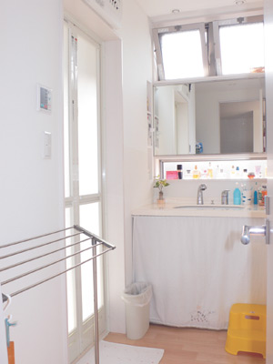 洗面所はいつも明るく、広々としている。左奥のバスルームからは直接ウッドデッキに出ることもできる
