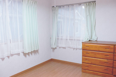 2階でいちばん広い部屋は8.5畳。窓も2ヶ所にありとても日当たりが良いとのこと