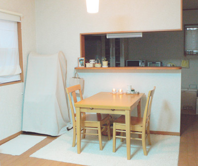 キッチンカウンターの手前は、木のぬくもりを感じさせるイスとテーブルが置かれたダイ二ングスペース