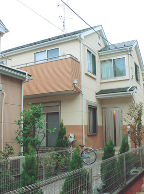 クリーム色と明るいレンガ色の外観が優しい印象の栗原さんのお宅